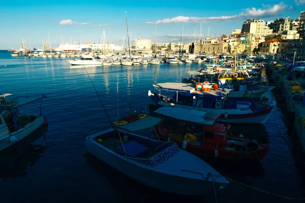 Kreta Heraklion Grecja port port port łodzie panoramiczny widok zmierzch niebieski godziny podróży — Zdjęcie stockowe