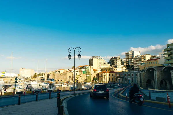 Kreta Heraklion Griekenland haven boten panoramisch uitzicht schemering blauw uur reizen — Stockfoto