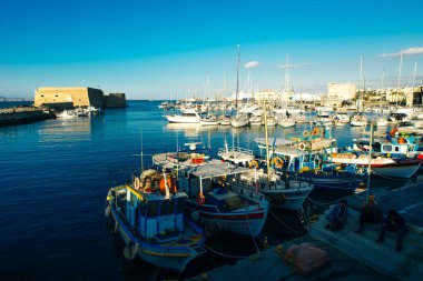 Girit Heraklion Yunanistan liman botları panoramik manzara alacakaranlık mavi saati