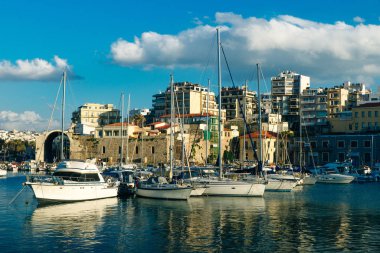 Girit Heraklion Yunanistan liman botları panoramik manzara alacakaranlık mavi saati
