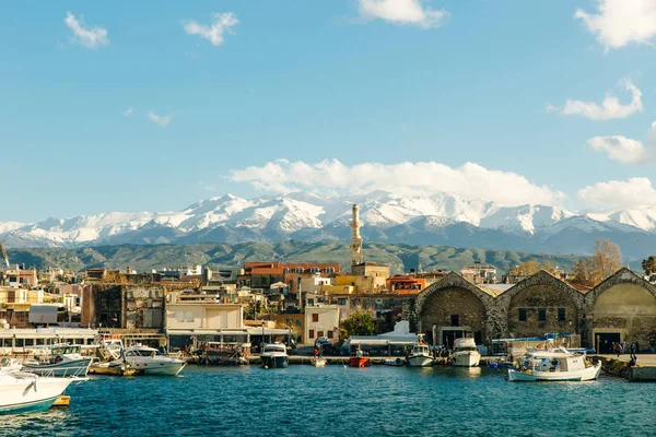 Porto de Chania. Belo porto veneziano com barcos — Fotografia de Stock