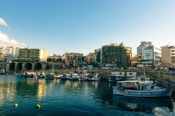 Kreta Heraklion Grecja port port port łodzie panoramiczny widok zmierzch niebieski godziny podróży — Zdjęcie stockowe