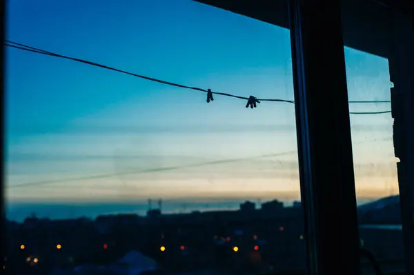 Napkelte az erkélyen. ruhacsípés egy kötélen — Stock Fotó