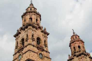 Morelia Katedrali - Kilise binasının inşaatı, yerel pembe taş kullanılarak, Meksika - Aralık 2019