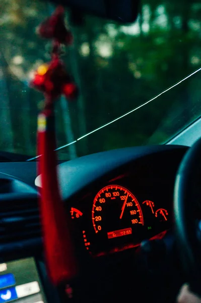 Россия - сентябрь 2019 Speedometer in a car needle is showing speed — стоковое фото
