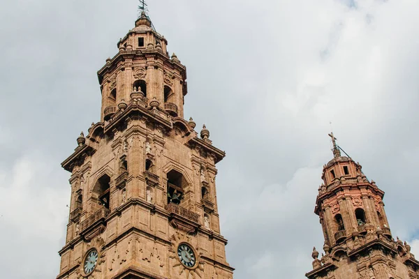 Catedral de Morelia - Costruzione dell'edificio della chiesa, in pietra rosa locale, Messico dicembre 2019 — Foto Stock