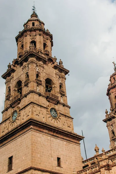 Catedral de Morelia - Budowa budynku kościoła przy użyciu lokalnego różowego kamienia, Meksyk -grudzień, 2019 — Zdjęcie stockowe