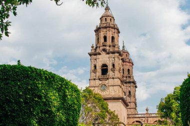 Morelia Katedrali - Kilise binasının inşaatı, yerel pembe taş kullanılarak, Meksika - Aralık 2019
