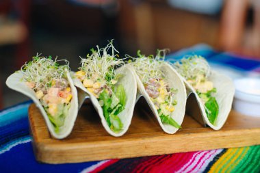 Meksika usulü sebze ve fidanlı vejetaryen tacoları..