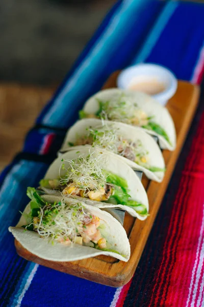 Tacos vegetarianos con verduras y plántulas - Estilo de comida mexicana. — Foto de Stock