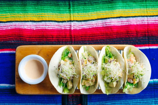 Tacos vegetarianos com legumes e mudas - estilo de comida mexicana. — Fotografia de Stock