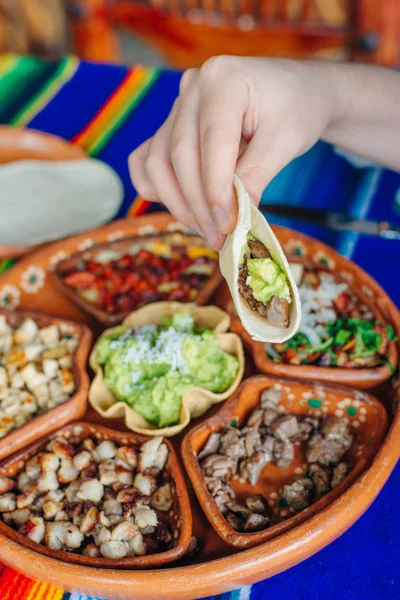 Placa mexicana com carne diferente e guacamole. — Fotografia de Stock