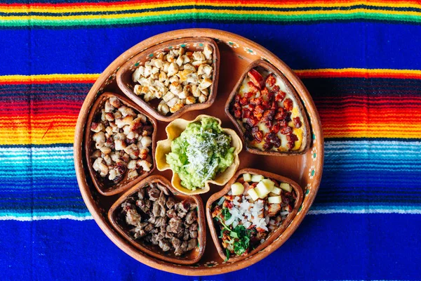Μεξικάνικη πλάκα με διαφορετικό κρέας και guacamole. — Φωτογραφία Αρχείου