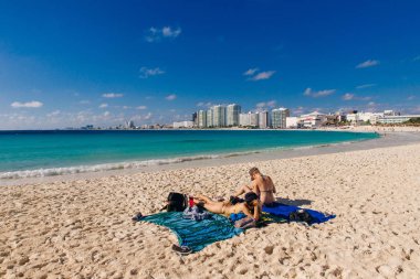 Cancun, Quintana Roo, Meksika. Kızlar güneşli havada kumsalda güneşlenirler.