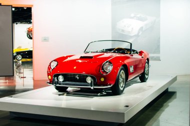 Los Angeles, Ca - Temmuz 2019 Kırmızı 1961 Ferrari 250 Gt Spyder Swb Petersen Otomotiv Müzesinde sergilendi.