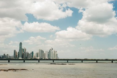 Panama şehrinin Skyline 'ı - şehir merkezindeki modern gökdelen binaları 