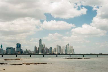 Panama şehrinin Skyline 'ı - şehir merkezindeki modern gökdelen binaları 