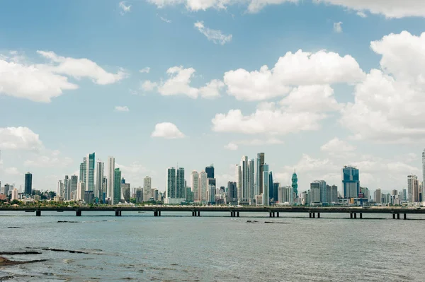 Skyline de la Ciudad de Panamá - modernos edificios de rascacielos en el distrito de negocios del centro — Foto de Stock