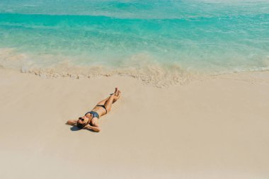 Cancun, Meksika 'da kumsalda parlak mayo giymiş esmer bir kız.
