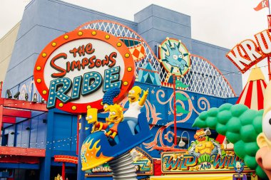 Los Angeles, Hollywood, Usa - Temmuz 2019 Simpsonlar Universal Stüdyoları parkında geziniyor