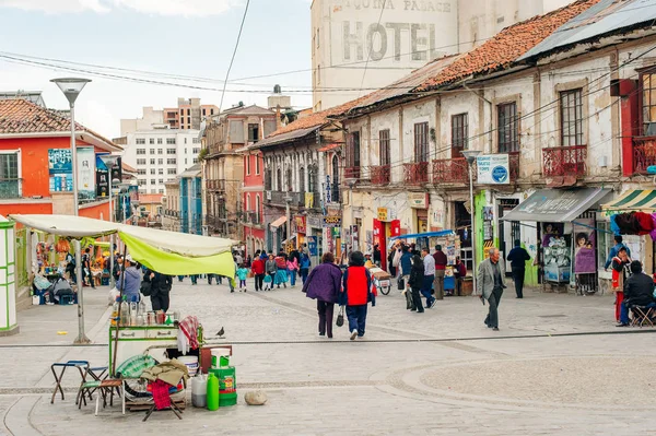 La Paz, Bolivia - Maj, 2019 S street i La Paz, med människor, Bolivia. — Stockfoto