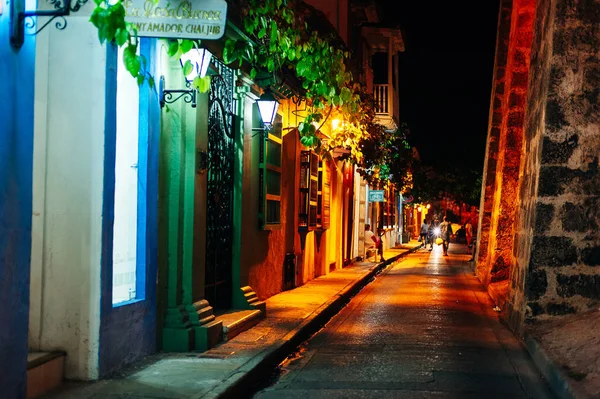 Colombia, Cartagena - mei 2019 Nachtbeeld van de verlaten straten van de oude stad in Cartagena — Stockfoto