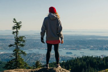 Şehir merkezindeki Grouse Dağı 'nda bir turist. Kuzey Vancouver, Bc, Kanada.