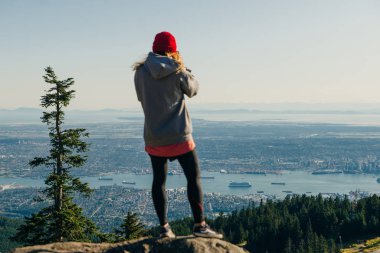 Şehir merkezindeki Grouse Dağı 'nda bir turist. Kuzey Vancouver, Bc, Kanada.
