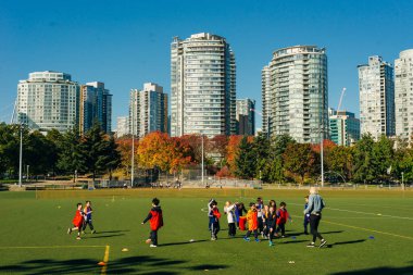 Vancouver, Kanada - Eylül, 2019 futbol sahası çocuklarla şehir merkezinde