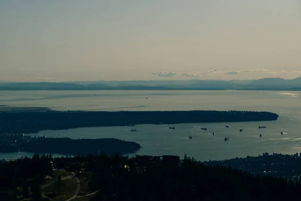 Widok z lotu ptaka na Grouse Mountain z centrum miasta. Północna Vancouver, Bc, Kanada. — Zdjęcie stockowe