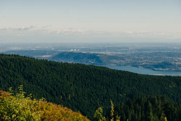 Vista aérea da montanha Grouse com centro da cidade. North Vancouver, BC, Canadá . — Fotografia de Stock