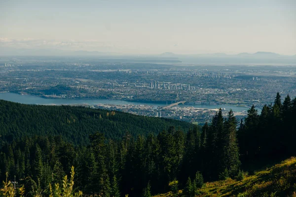 Vista aérea de Grouse Mountain con el centro de la ciudad. North Vancouver, BC, Canadá . — Foto de Stock