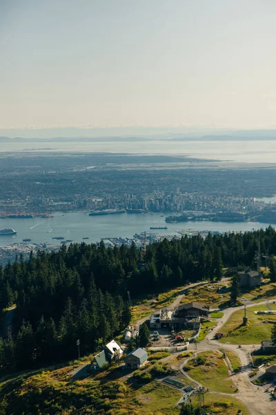Widok z lotu ptaka na Grouse Mountain z centrum miasta. Północna Vancouver, Bc, Kanada. — Zdjęcie stockowe