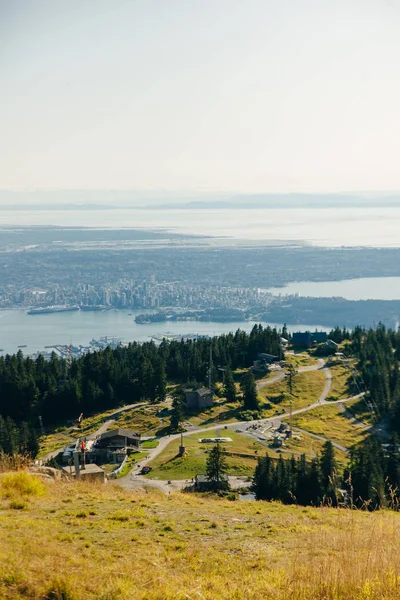 Widok z lotu ptaka na Grouse Mountain z centrum miasta. Północna Vancouver, Bc, Kanada. — Zdjęcie stockowe