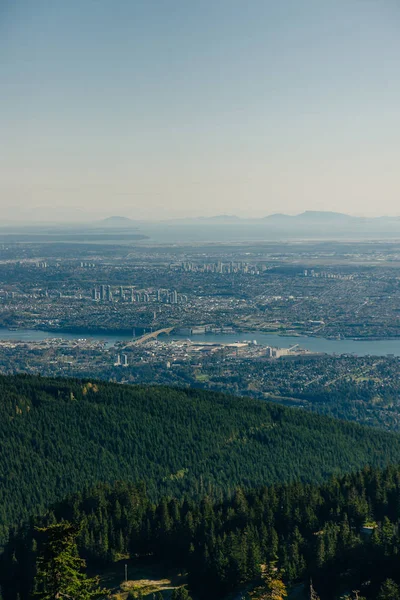 Widok z lotu ptaka na Grouse Mountain z centrum miasta. Północna Vancouver, Bc, Kanada. — Zdjęcie stockowe