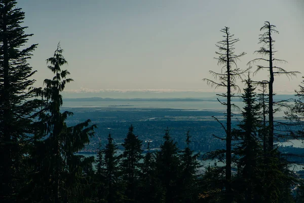 Vista aérea de Grouse Mountain con el centro de la ciudad. North Vancouver, BC, Canadá . — Foto de Stock