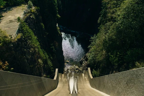 North Vancouver's Capilano Reservoir da Cleveland Dam all'estremità nord del Parco Regionale del Fiume Capilano . — Foto Stock