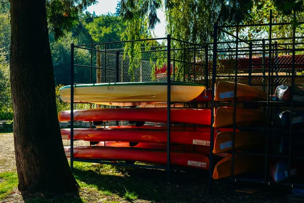 Canoas multicolores y kayaks en bastidores textura de los kayaks de colores en un día soleado . — Foto de Stock