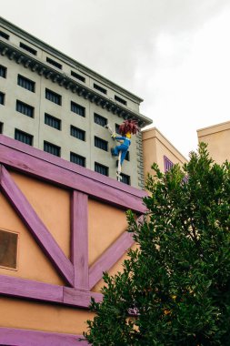 Los Angeles, Hollywood, Usa - Temmuz 2019 Simpsonlar Universal Stüdyoları parkında geziniyor