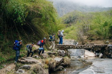 Nepal - Eylül, 2019 Bir grup yolcu Himalayalar 'da köprüde yürüyor.