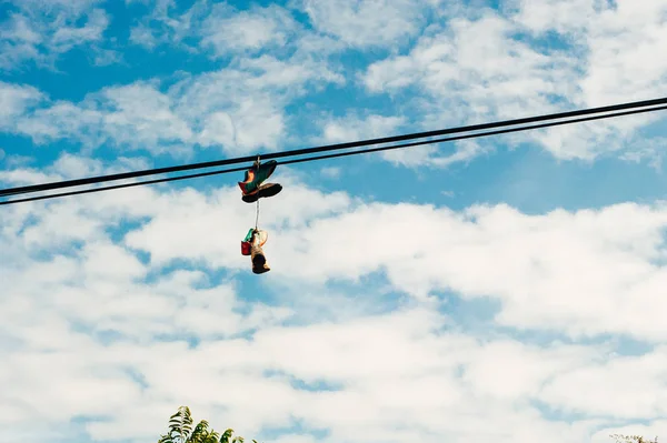 Zapatillas atrapadas en un cable telefónico — Foto de Stock