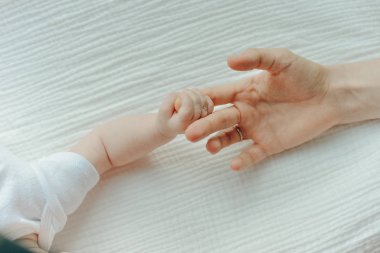 Yeni doğan çocukların anne eli. Annesi ve çocuğu. Mutlu Aile Konsepti.