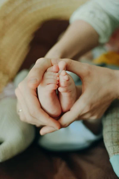 母親の手に赤ん坊の足。ママと子供だ。幸せな家族の概念。妊娠の美しい概念的なイメージ — ストック写真