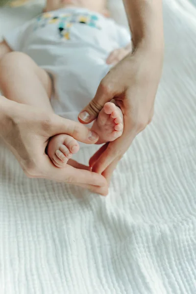 新生児の足とママの腕の心 — ストック写真