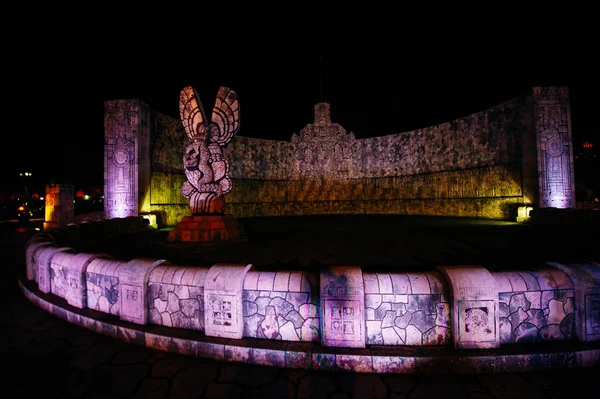 Mexikó, Merida - május, 2019 Emlékmű a szülőföld éjjel — Stock Fotó