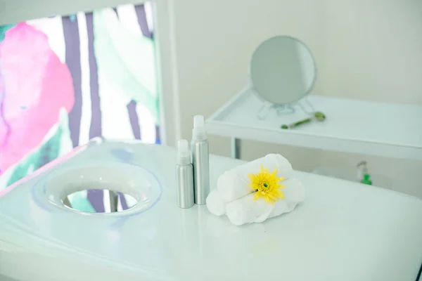 Sala de masajes en el salón de spa. mesa de masaje blanco — Foto de Stock