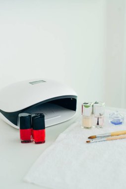 UV lambası. Manikür uzmanı seti. Küçük tırnak sanatı ve manikür işi..