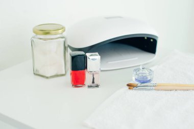 UV lambası. Manikür uzmanı seti. Küçük tırnak sanatı ve manikür işi..