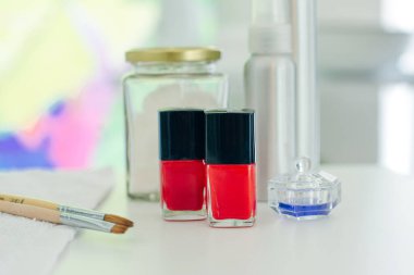 Fransız manikürü - hazırlama araçları beyaz arka plan görünümünde tırnak cilası ve fırçalar