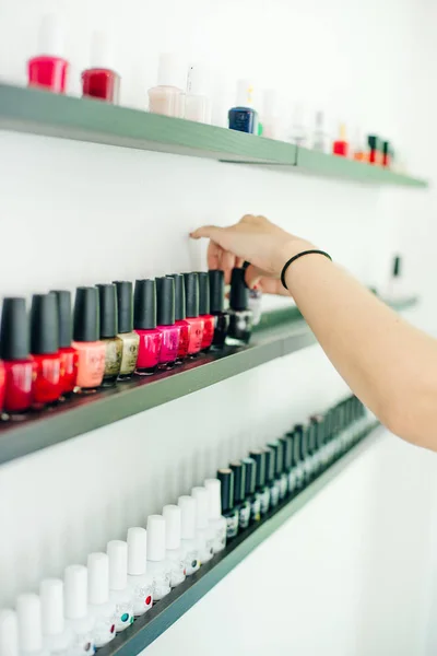 Usa, la - enero, 2020 colores coloridos esmalte de uñas en una fila en salón de uñas sobre fondo blanco — Foto de Stock